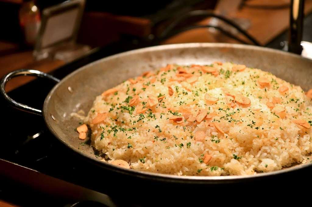 Nagoya Prince Hotel Sky Tower Restaurant foto A pan of chicken and rice casserole