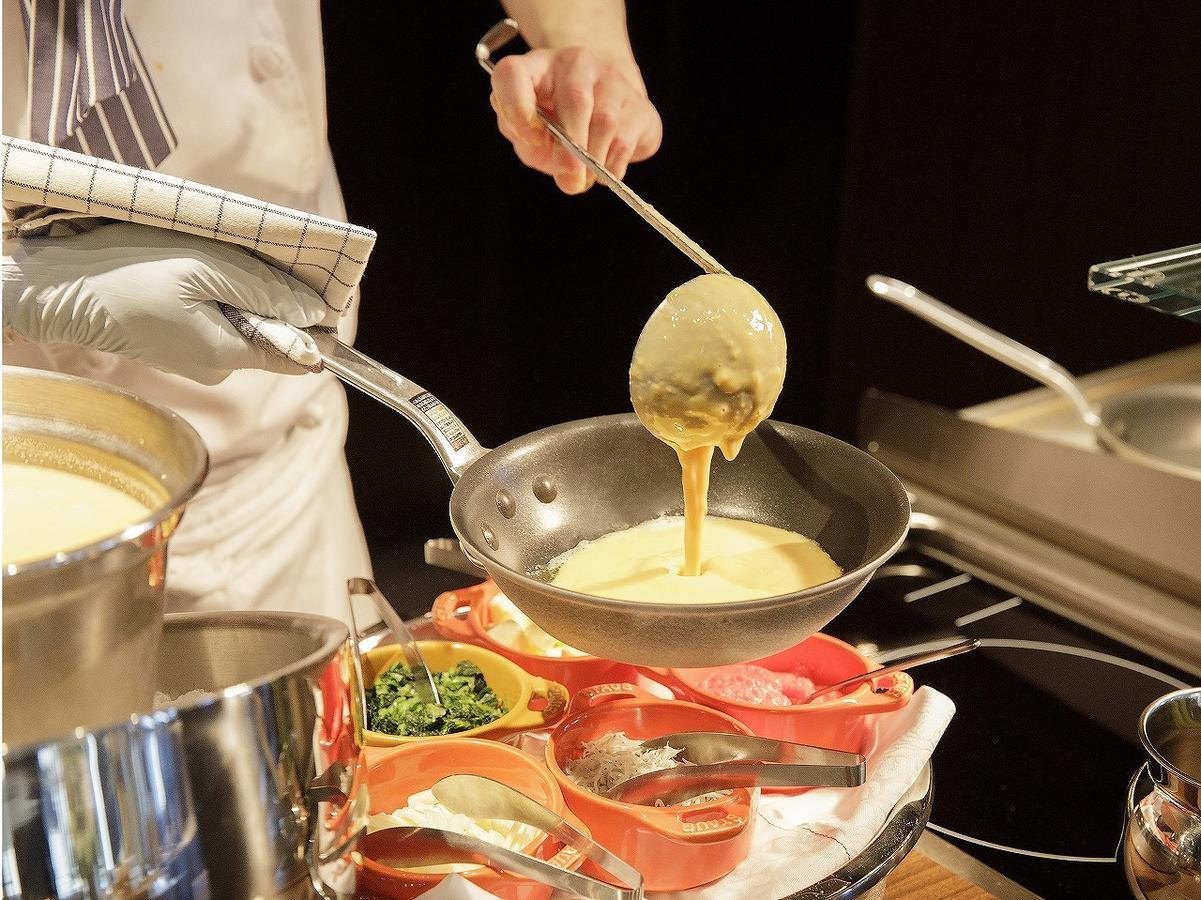 Nagoya Prince Hotel Sky Tower Exterior foto A chef using a ladle to serve food